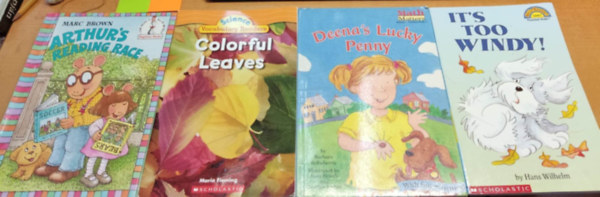 Hans Wilhelm, Maria Fleming, Marc Brown, Barbara deRubertis, Joan Holub (illus.), Cynthia Fisher (illus.) - Arthur's Reading Race + Colorful Leaves + Deena's Lucky Penny + It's Too Windy! (4 fzet)