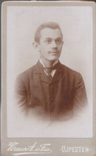 Kauser A. és Fia: Ismeretlen férfi portréja (8,5x10,5 cm) (vizitkártya)