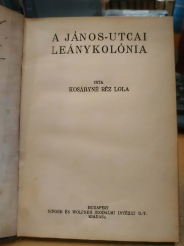 Kos�ryn� R�z Lola - A J�nos-utcai le�nykol�nia