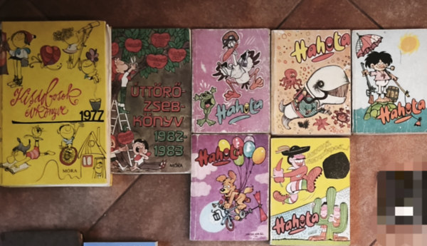 Somos �gnes (szerk.), F�leki J�nos (szerk.), Trencs�nyi L�szl� (szerk.) - 4db Hahota + aj�nd�k kisdobos �s �tt�r� k�nyvek (�sszesen 7db m�) - Pajt�s-Hahota-1983/11., 1984/16., 17., 1985/18., 1986/23. + Kisdobosok �vk�nyve 1977., �tt�r� zsebk�nyv 1982-1983