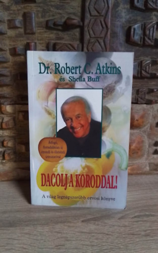 Robert C. Atkins, Sheila Buff, Komáromy Rudolf (ford.), F. Nagy Angéla (lektor) - Dacolj a koroddal! - Dr. Atkins élethosszabbító programja átfogó, forradalmian új étrendi és életviteli útmutatóval (Dr. Atkins' Age-Defying Diet) - Komáromy Rudolf fordításában