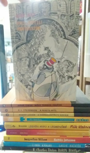 E. Charles Vivian, Eric Knight, Jacqueline Wilson, Thomas C. Brezina, Ali Sparkes, Robert Leeson, R. L. Stevenson, Dáné Tibor, Karl May - 10 db-os KÖNYVMENTŐ AJÁNLAT, ifjúsági: Robin Hood+ Lassie hazatér+ Kettős játszma+ Micsoda lökött família!+ Legyen anyu a legmenőbb!+ Szöcskeszédület (C.S.A.T.T.)+ Harmadosztályú dzsinn+ A fekete nyíl+ Négy tenger hajósa+ Vitzlipu