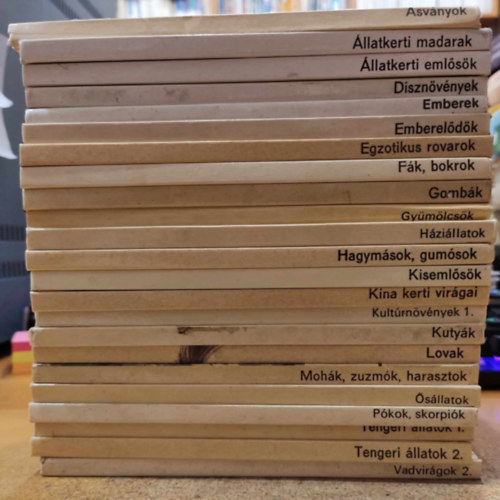 Mra knyvkiad - 23 db Bvr zsebknyvek: svnyok; llatkerti madarak; llatkerti emlsk; Dsznvnyek; Emberek; Embereldk; Egzotikus rovarok; Fk, bokrok; Gombk; Gymlcsk; Hzillatok; Hagymsok, gumsok; Kisemlsk; Kna kerti vir