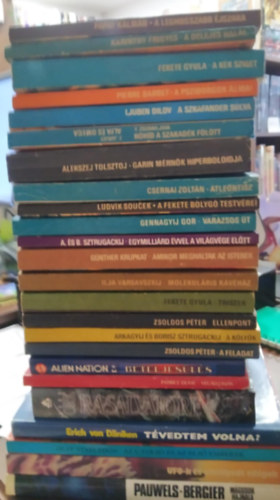 Karinthy Frigyes, A. s B. Sztugackij, Zsoldos Pter, Erich Von Daniken, Ppay Klmn, Fekete Gyula, Pierre Barbet, Ljuben Dilov, Zsuravljova, V.-Jurjev, Z., Alekszej Tolsztoj, CSERNAI ZOLTN, L - 24 db scifi KNYVMENT AJNLAT: A leghosszabb jszaka+ A delejes hall+ A kk sziget+ A psziborgok lmai+A szkafander slya + Alfa s Omega/ Hhd a szakadk fltt+ Garin mrnk hiperboloidja+ Atlentisz+ A fekete bolyg testvrei