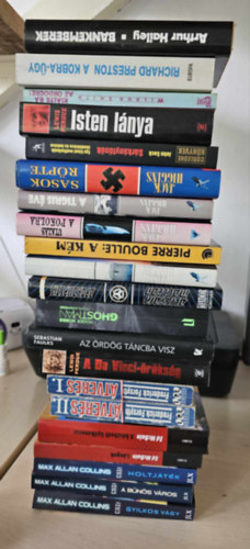 Arthur Hailey, Richard Preston, Wilbur Smith, Lewis Perdue, John Sack, Jack Higgins, Pierre Boulle, Alistair MacLean, Roger Hobbs, Sebastian Faulks, Frederick Forsyth, Ed McBain, Max Allen Collins - 20db krimi KNYVMENT AJNLAT: Bankemberek, A kobra-gy, Kilts r az rdgre, Isten lnya, Srknyfnk, Sasok rpte, A tigris ve, Utazs a pokolba, A km, Sasok temploma, Apokalipszis, Ghostman, Az rdg tncba visz, A Da Vinci