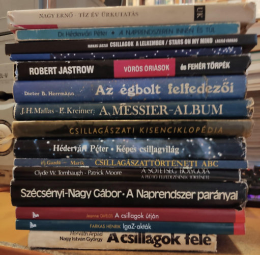 Ifj. Gazda Istvn-Marik Mikls, Horvth rpd-Nagy I. Gyrgy, Farkas Henrik, Jeanne Cavelos, Szcsnyi-Nagy Gbor, Clyde W.Tombaugh-Patrick Moore, ...s mg sokan msok - 15 db csillagszat: Kpes csillagvilg; Csillagszati kisenciklopdia; A Messier-Album; Az gbolt felfedezi; Vrs risok s fehr trpk; Hold-tuds; Csillagok a lelkemben; A Naprendszeren innen s tl; Tz v rkutats; A cs