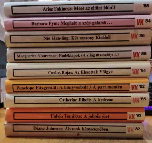 Catherine Rihoit, Arisz Fakinosz, Diane Johnson, Carlos Rojas, Nie Hua-ling, Fulvio Tomizza, Penelope Fitzgerald, Barbara Pym, MArguerite Yourcenar - 9 db Vil�gk�nyvt�r: �larcok k�nyszer�ben; A jobbik �let; A kedvenc; A k�nyvesbolt/A part ment�n; Az Elesettek V�lgye; Eml�klapok (A vil�g �tveszt�je I.); K�t asszony K�n�b�l; Meghalt a sz�p gala�mb...; Mese az elt�nt id�r�l
