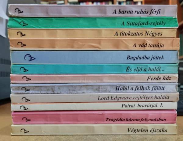 Agatha Chrisite - 12 db Agatha Christie: A barna ruhás férfi; A Sittaford-rejtély; A titokzatos négyes; A vád tanúja; Bagdadba jöttek; És eljő a halál...; Ferde ház; Halál a felhők fölött; Lord Edgware rejtélyes halála; Poirot bravúrjai I; Tragédia