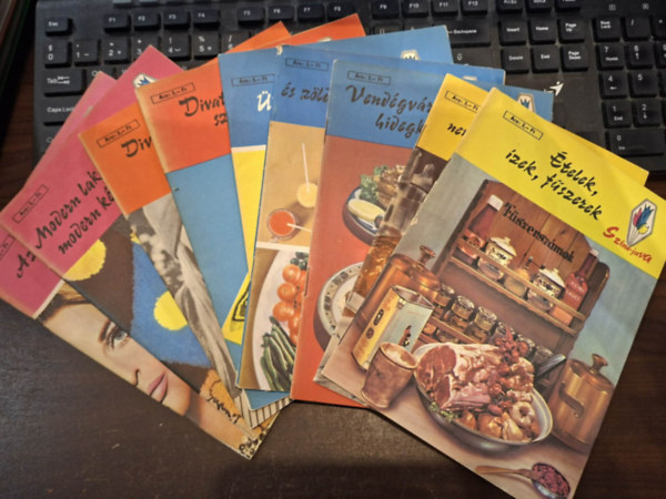 Soltész Nagy Anna, Deés Enikő, Németh Istvánné, Murányi Péter, Dr. Porpáczy Aladárné, Tárgyik Sándor, Pánczél Magda, Túrós Emil - 9 kötet a Színe-java sorozatból, KÖNYVMENTŐ AJÁNLAT: Divatos színes horgolás, Divatról fiataloknak, Modern lakás-modern kézimunkák, Az öltözködés titkai, Ünnepi étrendek, Gyümölcs- és zöldségkészítmények, Vendégváró hide