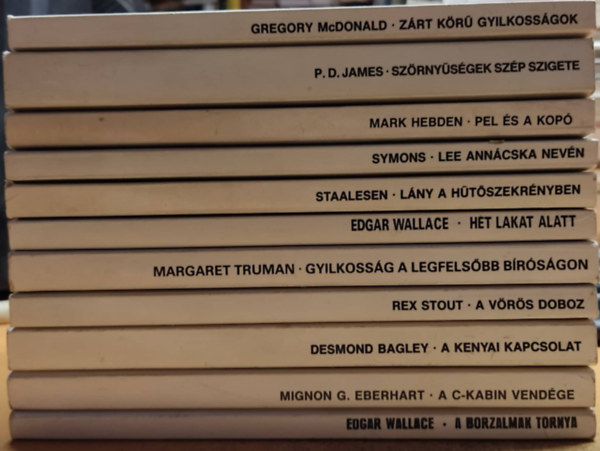 P. D. James, Edgar Wallace, Rex Stout, Desmond Bagley, Mark Hebden - 11 db krimi: A borzalmak tornya; A C-kabin vendge; A kenyai kapcsolat; A vrs doboz; Gyilkossg a legfelsbb brsgon; Ht lakat alatt; Lny a htszekrnyben; Lee Anncska nevn; Pel s a kop; Szrnysgek szp szigete; Zr