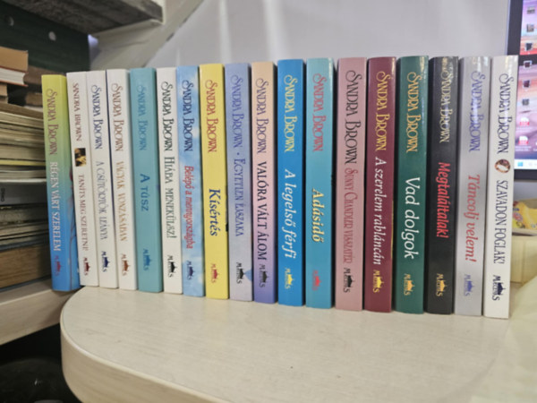 Sandra Brown - 18db Sandra Brown, K�NYVMENT� AJ�NLAT: Szavadon foglak, T�ncolj velem, Megtal�ltalak, Vad dolgok, A szerelem rabl�nc�n, Sunny Chandler visszat�r, Ad�sid�, A legels� f�rfi, Val�ra v�lt �lmok, Egyetlenegy �jszaka, K�s�rt�s, Bel�p�