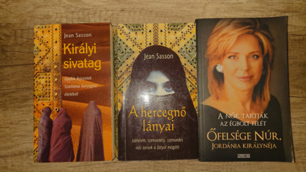 Jean Sasson, �fels�ge N�r, Jord�nia kir�lyn�ja - 2 k�nyv Jean Sassont�l aj�nd�kk�nyvvel Jord�nia kir�lyn�j�nek toll�b�l: Kir�lyi sivatag, A hercegn� f�tyla + A n�k tartj�k az �gbolt fel�t