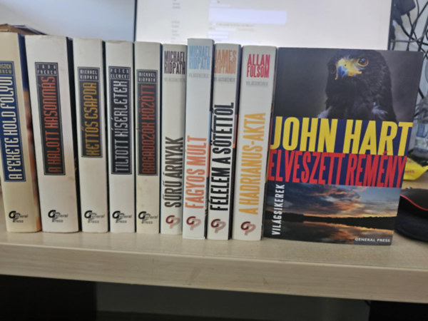 Tana French, Andrew Goliszek, Michael Ridpath, Peter Clement, James Grippando, Allan Folsom, John Hart - 10db Vil�gsikerek, K�NYVMENT� AJ�NLAT: A halott hasonm�s+ A fekete hold foly�i+ Kett�s csapda+ Tiltott k�s�rletek+ Ragadoz�k k�z�tt+ S�r� �rnyak+ Fagyos m�lt+ F�lelem a s�t�tt�l+ A Hadrianus-akta+ Elveszett rem�ny