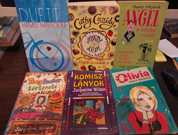 Bart Moeyaert, Cathy Cassidy, Jacqueline Wilson, Rosie Rushton, Cherry Whytock - 6 db-os ifjsgi KNYVMENT AJNLAT: Duett hamis hangokra+Csajok s Csokik 3.+Tracy Beaker trtnete+Komisz lnyok+Olivia+Angel s bohks csaldja