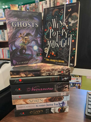 L.J. Smith, Suzanne Selfors, Elizabeth Bear, Kelly Creagh, Delphine De Vigan, Spirit Bliss, Mary E. Pearson, Kiera Cass, April Genevieve Tucholke - 9 db-os ifj�s�gi K�NYVMENT� AJ�NLAT: Night World-A titkos v�mp�r, Ments�k meg J�li�t!, Range of Ghosts-Szellemek hegyei, Nevermore-Soha m�r, No �s �n, A szem (Rem�nyfosztottak 1.), Az im�dott Jenna Fox, A szir�n, A h�s, a hazug �s a