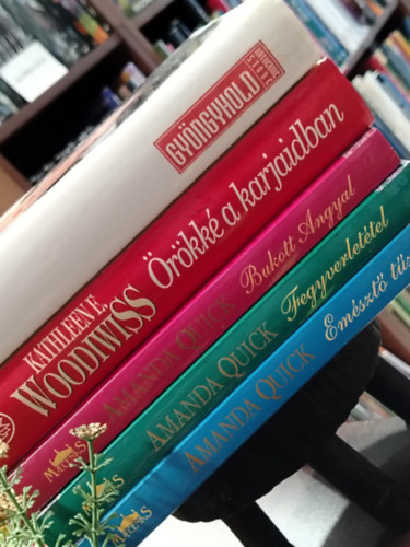 Amanda Quick, Katherine Stone, Kathleen E. Woodiwiss - K�NYVMENT� AJ�NLAT, 5 DB. Romantikus reg�nyek. Em�szt� t�z, bukott angyal, Fegyverlet�tel, Gy�ngyhold, �r�kk� a karjaidban