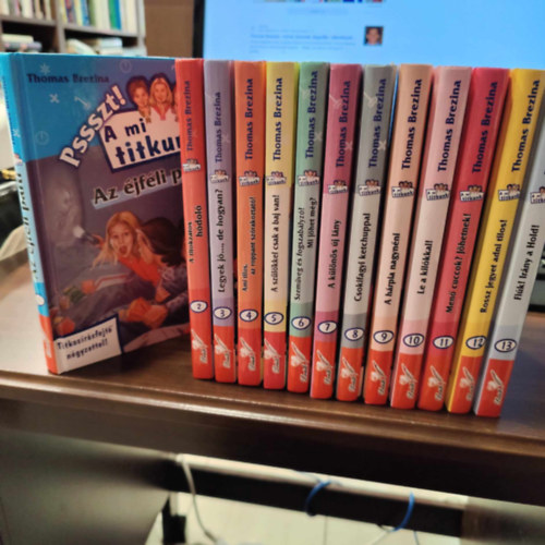 Thomas Brezina - Pssszt! a mi titkunk 1-13.: Az �jf�li parti, A titokzatos h�dol�, Legyek j�..., de hogyan?, Ami tilos, az roppant sz�rakoztat�!, A sz�l�kkel csak a baj van!, Szem�veg �s fogszab�lyz�, Mi j�het m�g?, A k�l�n�s �j l�ny, Csokifagyi k