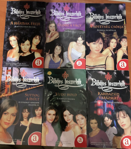 Eliza Willard - Bűbájos boszorkák - 6 kötet: A hármak ereje + Üldöz a vágy + A sötétség csókja + Suttog a múlt + Vudu hold + Karmazsin varázslat