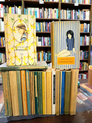 Kert�sz Erzs�bet, BAk� �gnes, Ign�cz R�zsa, Christa Grasmeyer, Jank� Olga, Janikovszky �va, Edith Klatt, Jo� Katalin, Palotai Boris, D�niel Anna, Thury Zsuzsa, Sand George, K�szegi Imre - Cs�kos k�nyvek 18 darabos K�NYVMENT� AJ�NLAT: Szam�ca-l�nyok, Nem akarom, hogy megn�s�lj, Fekete sziv�rv�ny, Torock�i gy�sz, Az elmaradt t�nc, Szalmal�ng, R�nszarvasok p�sztora, Boldogtalan ny�r, Viharos mennyorsz�g, Tal�lkoz�