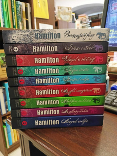 Laurell K. Hamilton - Merry Gentry sorozat 1-9. rnyak cskja+Az alkony lelse+A holdfny csbtsa+Az jfl simogatsa+Misztrl cskja+Fagyos rints+Elnyel a sttsg+Isteni vtkek+Borzongat fny