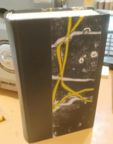 18 db Opera s operett kiadvny, egybe ktve: Csipkerzsika; Szerelmi bjital; Mrta; Cseng; Gianni Schicchi; Rma s Jlia; Figar hzassga; Varzsfuvola; Pillangkisasszony; Szevillai borbly; larcosbl; Simon Boccanegra