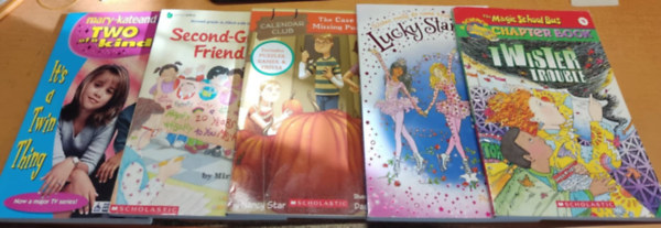 Miriam Cohen, Diane Palmisciano (illus.), Ann Schreiber, John Speirs, Nancy Star, Dan Santat (illus.), Phoebe Bright, Karen Donnelly (illus.), Judy Katschke - Second-Grade Friends; The Case of the Missing Pumpkins; The Ice Skating Wish; Twister Trouble; Two of a Kind: It's a Twin Thing (5 fzet)