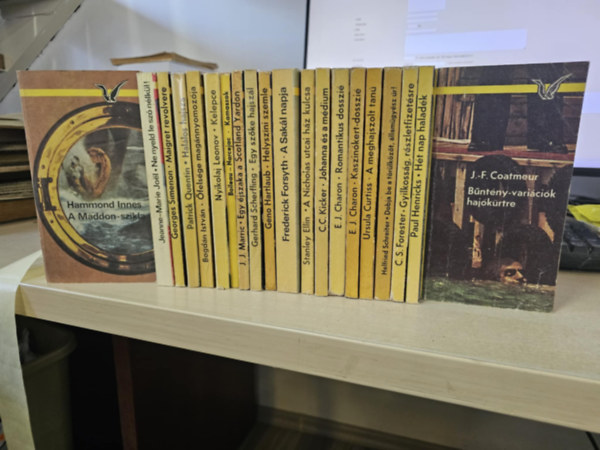 Innes Hammond, Jeanne-Marie Joel, Georges Simenon, Quentin Patrick, Bogdán István, Nyikolaj Leonov, Boileau-Narcejac, J.J. Marric, Gerhard Scherfling, Geno Hartlaub, Frederick Forsyth, Stanley Ellin - 20 db Albatrosz krimi, KÖNYVMENTŐ AJÁNLAT: A Madonna-szikla+ Ne nyeld le szó nélkül+ Maigret revolvere+ Halálos hajsza+ Őfelsége magánnyomozója+ Kelepce+ Kamaszok+ Egy éjszaka a Scotland Yardon+ Egy szőke hajszál+ Helyszíni szemle+ A s